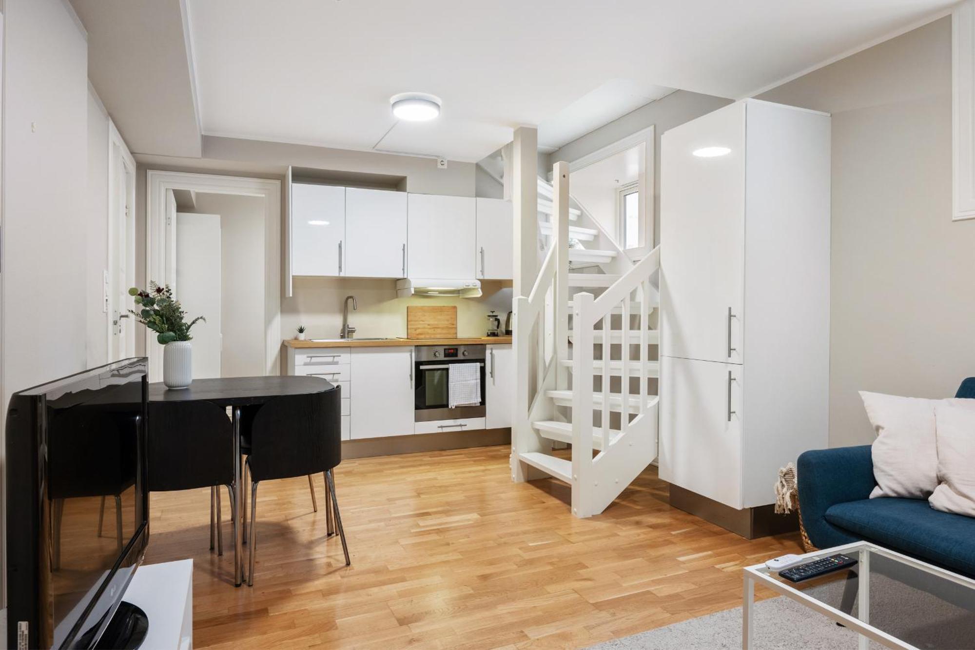 New! Modern City Apt: Central W/ Private Entrence Leilighet *